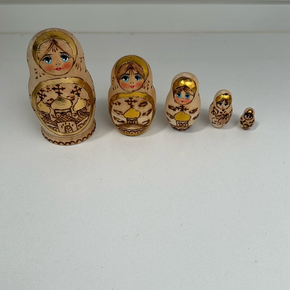 Beautiful 5 Piece Russian Nesting Dolls - Picture 2 of 6